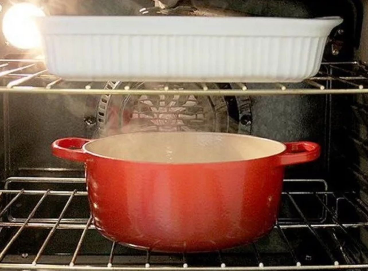 Ставить воду в духовку при выпечке. Емкость с водой в духовке. Алюминиевые кастрюли для духовки. Миска с водой в духовке. Кастрюля с эффектом духовки.