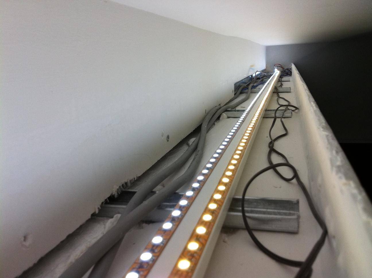 Работа сборка светодиодов. Светодиодный линейный фасадный светильник LFS-24w 220v RGB DMX 46x46x1000мм. Монтаж светодиодной ленты. Крепление для светодиодной ленты. Монтаж светодиодной ленты на потолке.