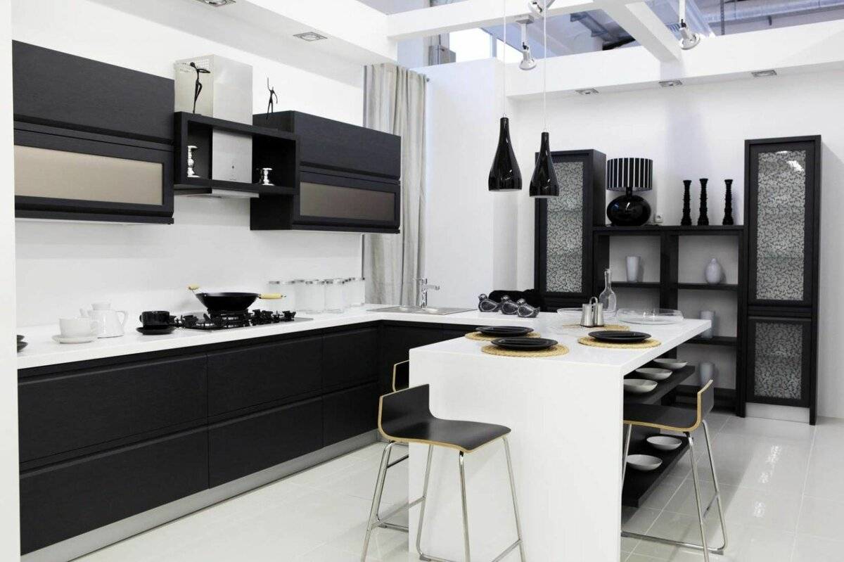 Дизайн черно-белой кухни, как правильно подобрать элементы интерьера, фартук, шторы, напольное покрытие, стол, стулья