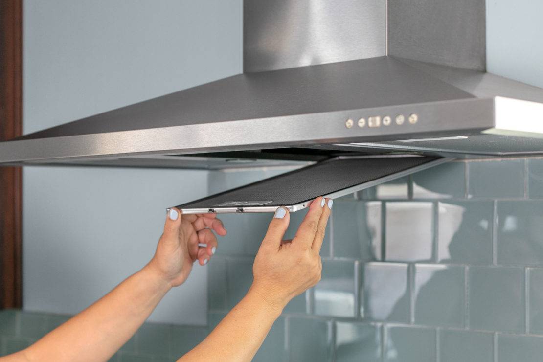 Встраиваемый воздухоочиститель для кухни над плитой. виды кухонных очистителей воздуха и правила их монтажа