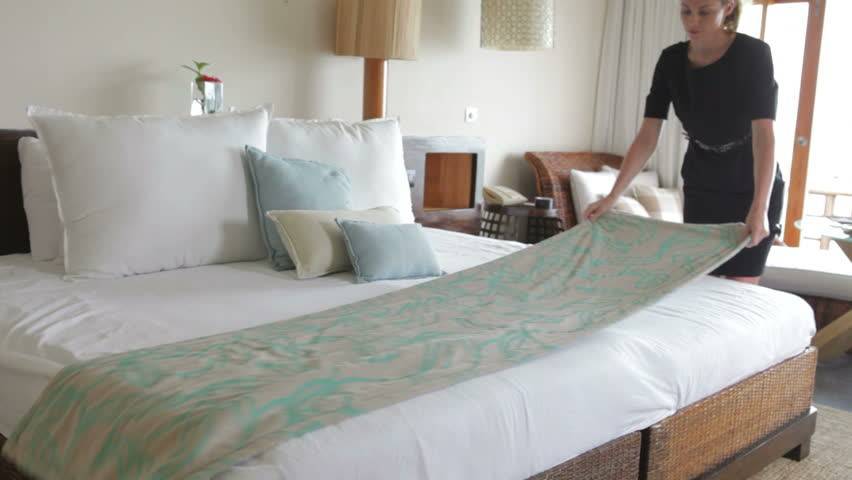 Как красиво заправить кровать пошагово – современные идеи оформления и лайфхаки работников гостиниц