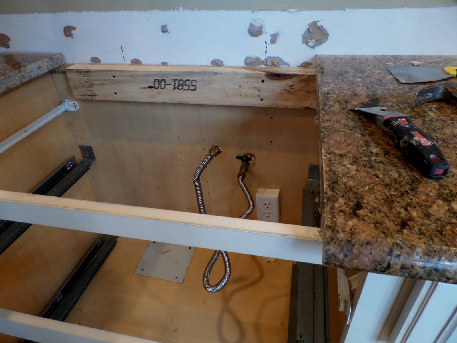 Самостоятельная установка кухонной столешницы – от распила до врезки раковины