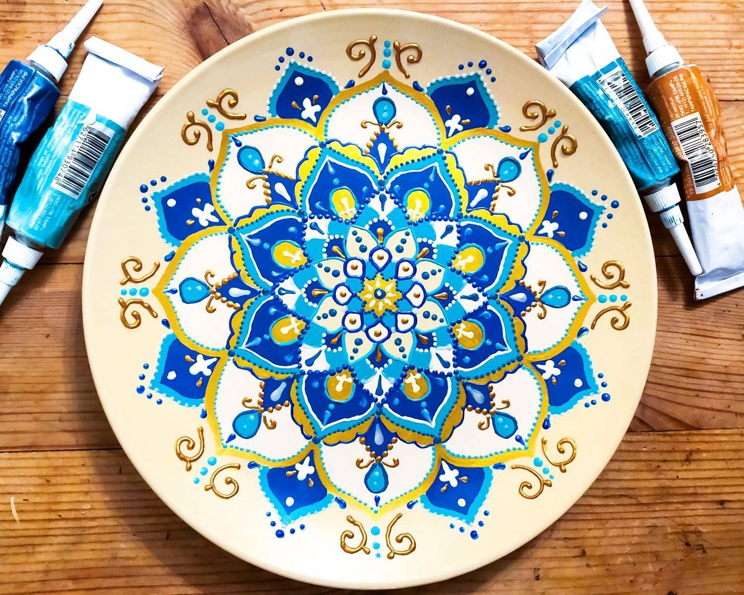Точечная роспись красками в декоре тарелок, посуды и керамики