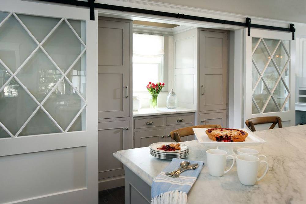 Дверь на кухню со стеклом. Раздвижные двери на кухню. Двери на кухню раздвижные со стеклом. Сдвижная дверь на кухню. Дверь на кухню раздвижная откатная.