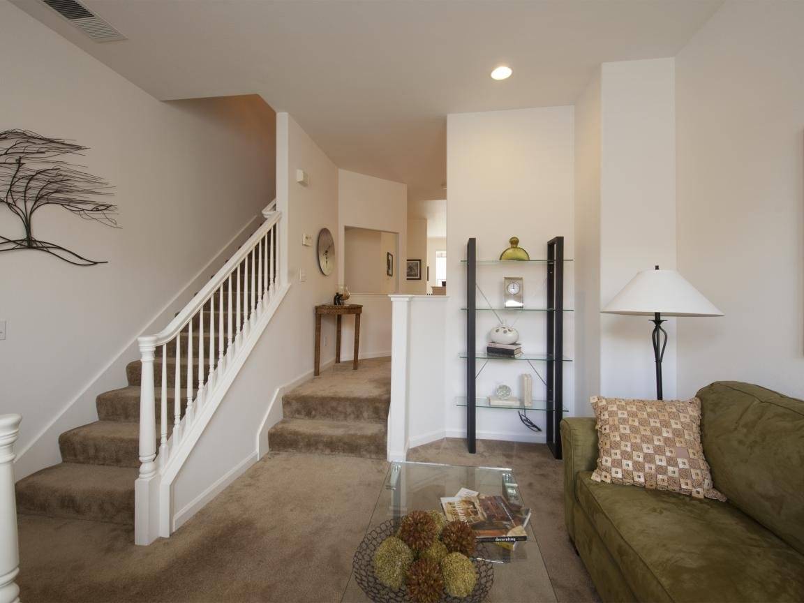 Оптимальный дизайн для гостиной с лестницей